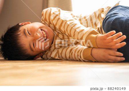笑顔の男の子 88240149