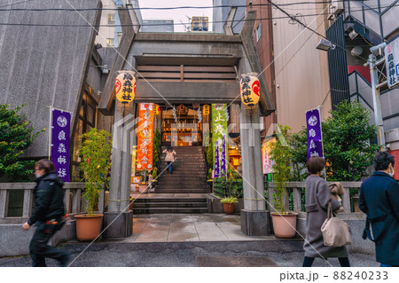 日本の東京都市景観 解除2日目（まん延防止）の新橋・飲み屋街にある烏森神社＝3月23日 88240233