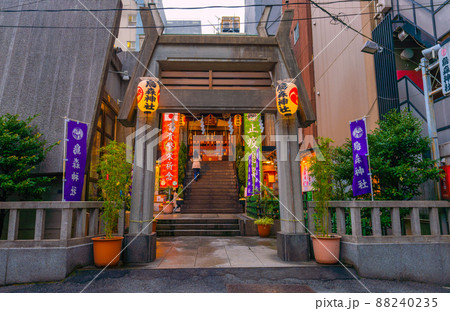 日本の東京都市景観 解除2日目（まん延防止）の新橋・飲み屋街にある烏森神社＝3月23日 88240235