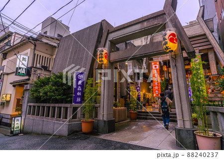 日本の東京都市景観 解除2日目(まん延防止)の新橋・飲み屋街にある烏森神社=3月23日 日本の東京都市景観 解除2日目(まん延防止)の新橋・飲み屋街にある烏森神社=3月23日 88240237