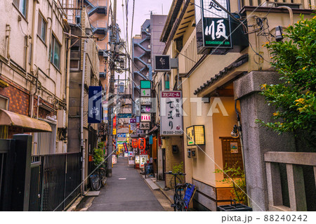 日本の東京都市景観 解除2日目（まん延防止）の新橋・飲み屋街にある烏森神社＝3月23日 88240242