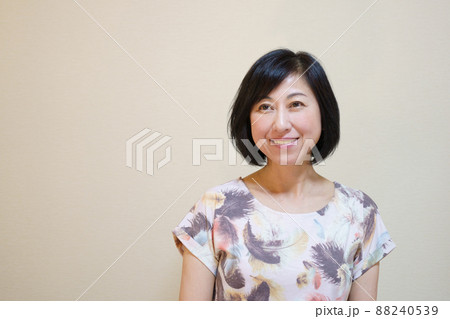 Tシャツを着た笑顔の中年女性 88240539