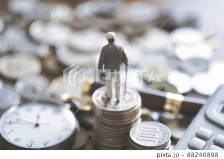 お金と杖を持つ男性 88240898