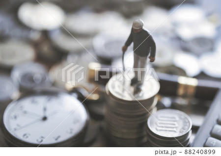 お金と杖を持つ男性 88240899