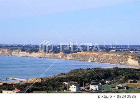 屛風ヶ浦と風力発電【千葉県銚子市】 88240938