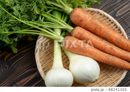 葉付き玉ねぎ 人参 葉付き玉ねぎ 人参 88241103