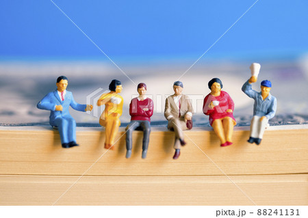 紙幣に座るミニチュアの男女 紙幣に座るミニチュアの男女 88241131