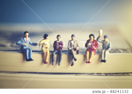 紙幣に座るミニチュアの男女 紙幣に座るミニチュアの男女 88241132