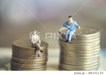 お金に座るビジネスマン お金に座るビジネスマン 88241134
