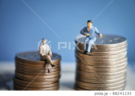 お金に座るビジネスマン 88241135
