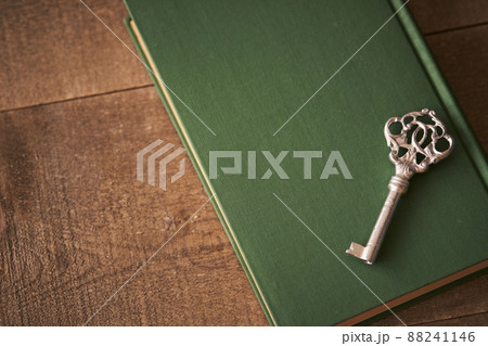 古い本の上に置かれた銀色の鍵 88241146