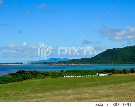 屋良部半島から崎枝湾、石崎底地ビーチをのぞむ 屋良部半島から崎枝湾、石崎底地ビーチをのぞむ 88241393