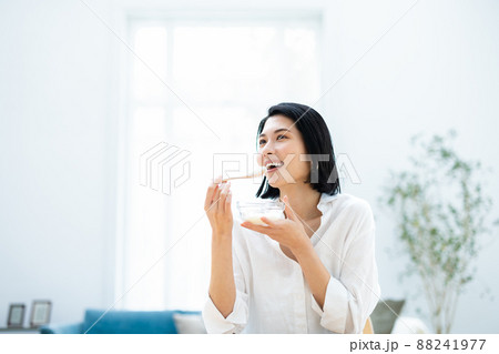 ヨーグルトを食べる女性 ヨーグルトを食べる女性 88241977