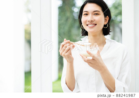 ヨーグルトを食べる女性 ヨーグルトを食べる女性 88241987