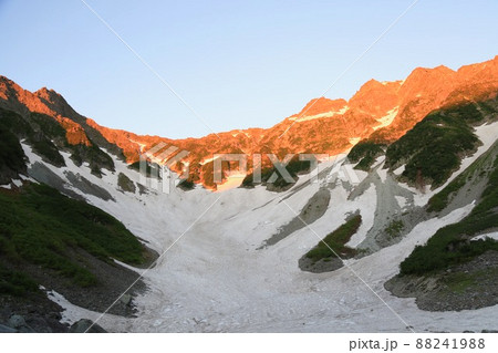 〔長野県松本市・7月〕涸沢ヒュッテから眺める、残雪の涸沢カールとモルゲンロートに染まる奥穂高方面 88241988