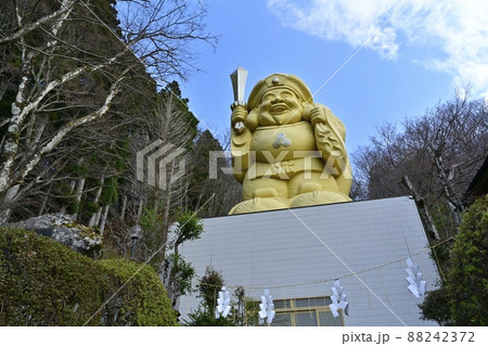 妙義山中之嶽神社の金の大黒天像 88242372