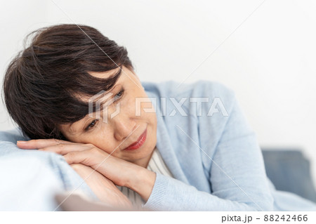 シニア女性　疲れ　うたた寝 88242466