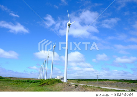北海道の天塩川の河口に立つ風力発電所 88243034