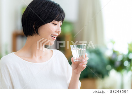 女性　水　デトックス　水分補給　リビング　ライフスタイル　ニューノーマル 88243594