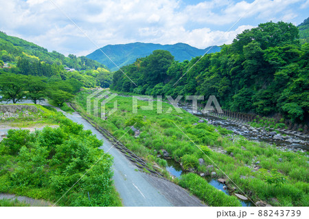 わたらせ渓谷　 渡良瀬川　水沼駅付近　黒保根大橋から上流の眺め　初夏の風景　　　 88243739