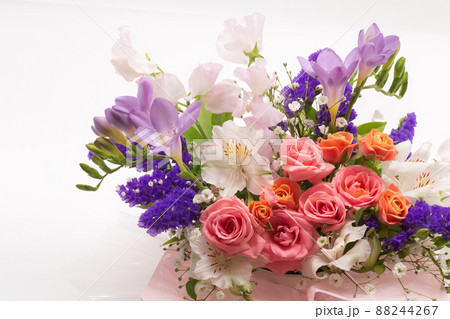 薔薇　花束　フラワーアレンジメント　お祝い 88244267