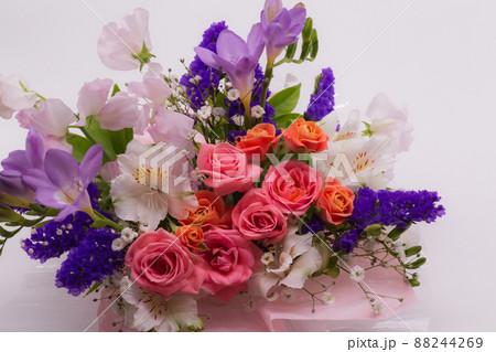 薔薇　花束　フラワーアレンジメント　お祝い 88244269