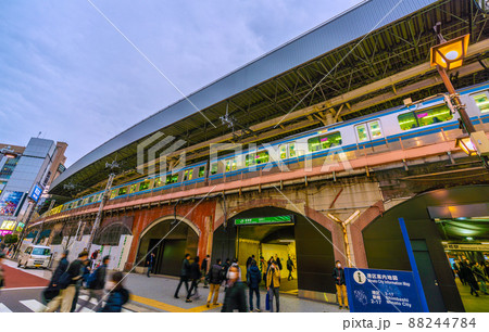 日本の東京都市景観 解除2日目（まん延防止）の新橋駅前＝3月23日 88244784