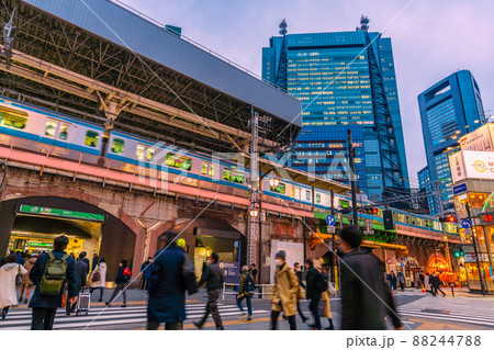 日本の東京都市景観 解除2日目(まん延防止)の新橋駅前=3月23日 日本の東京都市景観 解除2日目(まん延防止)の新橋駅前=3月23日 88244788
