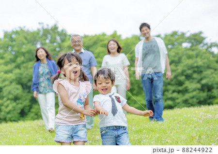 公園の丘で遊ぶ3世代ファミリー 公園の丘で遊ぶ3世代ファミリー 88244922