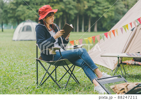 公園で読書する女性 88247211