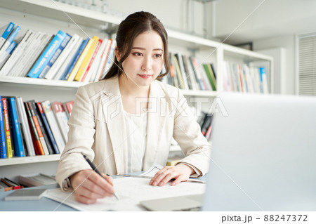 住宅の設計をする女性建築士 住宅の設計をする女性建築士 88247372