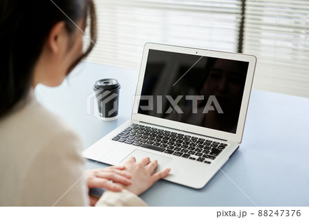 ノートパソコンを操作するアジア人女性 88247376
