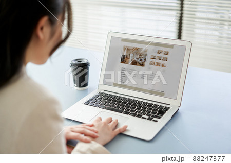 パソコンで不動産サイトを見るアジア人女性 パソコンで不動産サイトを見るアジア人女性 88247377