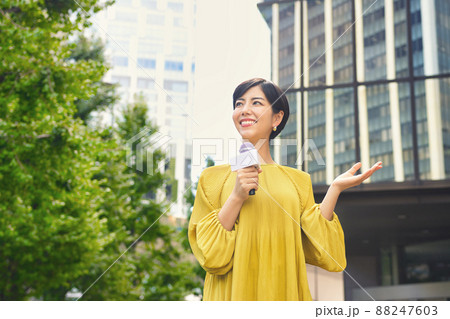 街頭インタビューをする若い女性 88247603