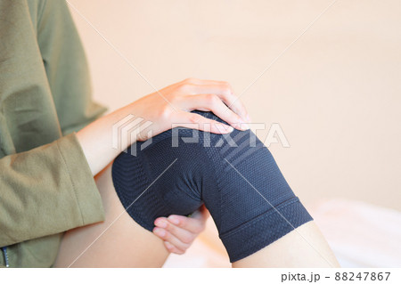 膝サポーターをする女性 88247867