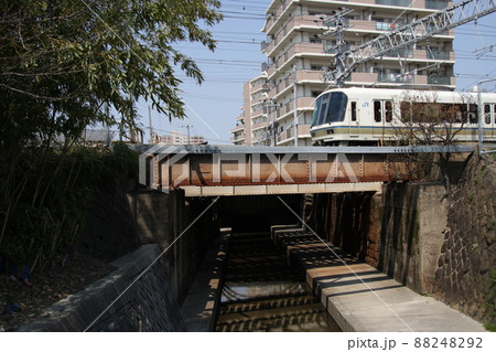鉄道線路の下を流れる、水路の暗渠 88248292