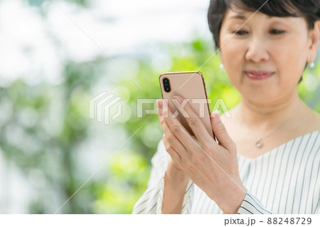 新緑　シニア女性　笑顔　スマートフォン 88248729