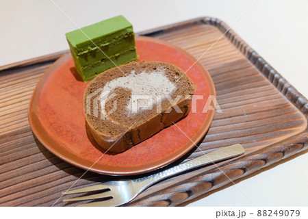 ほうじ茶ロールケーキと抹茶ティラミス 88249079