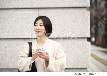 スマホを操作する女性 スマホを操作する女性 88249365