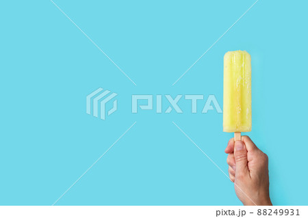 Hand holding a lemon popsicle 88249931