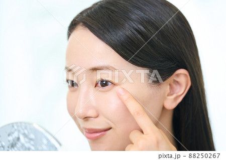 素顔のキレイな女性 88250267