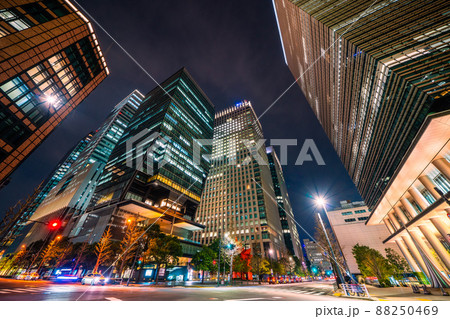 日本の東京都市景観 大手町駅とつながる超高層ビル「東京サンケイビル」などを望む 日本の東京都市景観 大手町駅とつながる超高層ビル「東京サンケイビル」などを望む 88250469