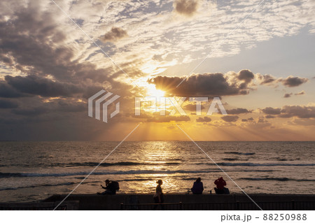 沖縄 北谷 宮城海岸で夕日を見る人々 沖縄 北谷 宮城海岸で夕日を見る人々 88250988
