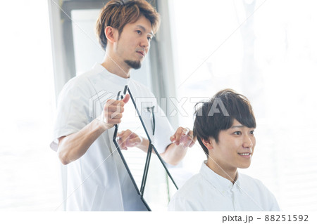 ヘアカットしてもらう男性 88251592