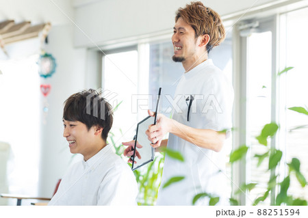 ヘアカットしてもらう男性 88251594