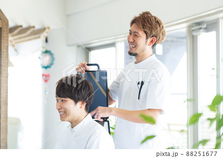 ヘアカットしてもらう男性 88251677