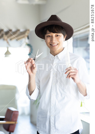 若い美容師さん 88251678