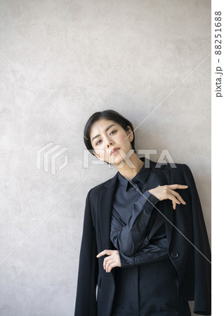 カメラ目線の黒いスーツ姿の女性　ポートレート　マニッシュ　メンズライク　イメージ 88251688