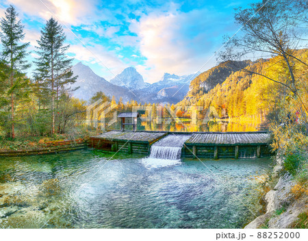 Astonishing autumn scene of Schiederweiher pond. 88252000