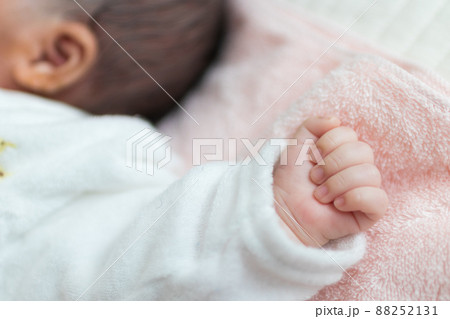 寝姿　赤ちゃん　手 88252131